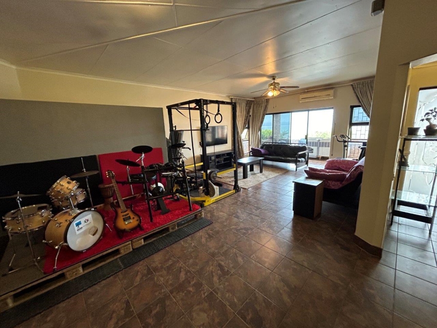 6 Bedroom Property for Sale in Wavecrest Eastern Cape